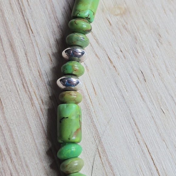 NA Running Bear Green Gaspeite Bead Necklace - Picture 5 of 7